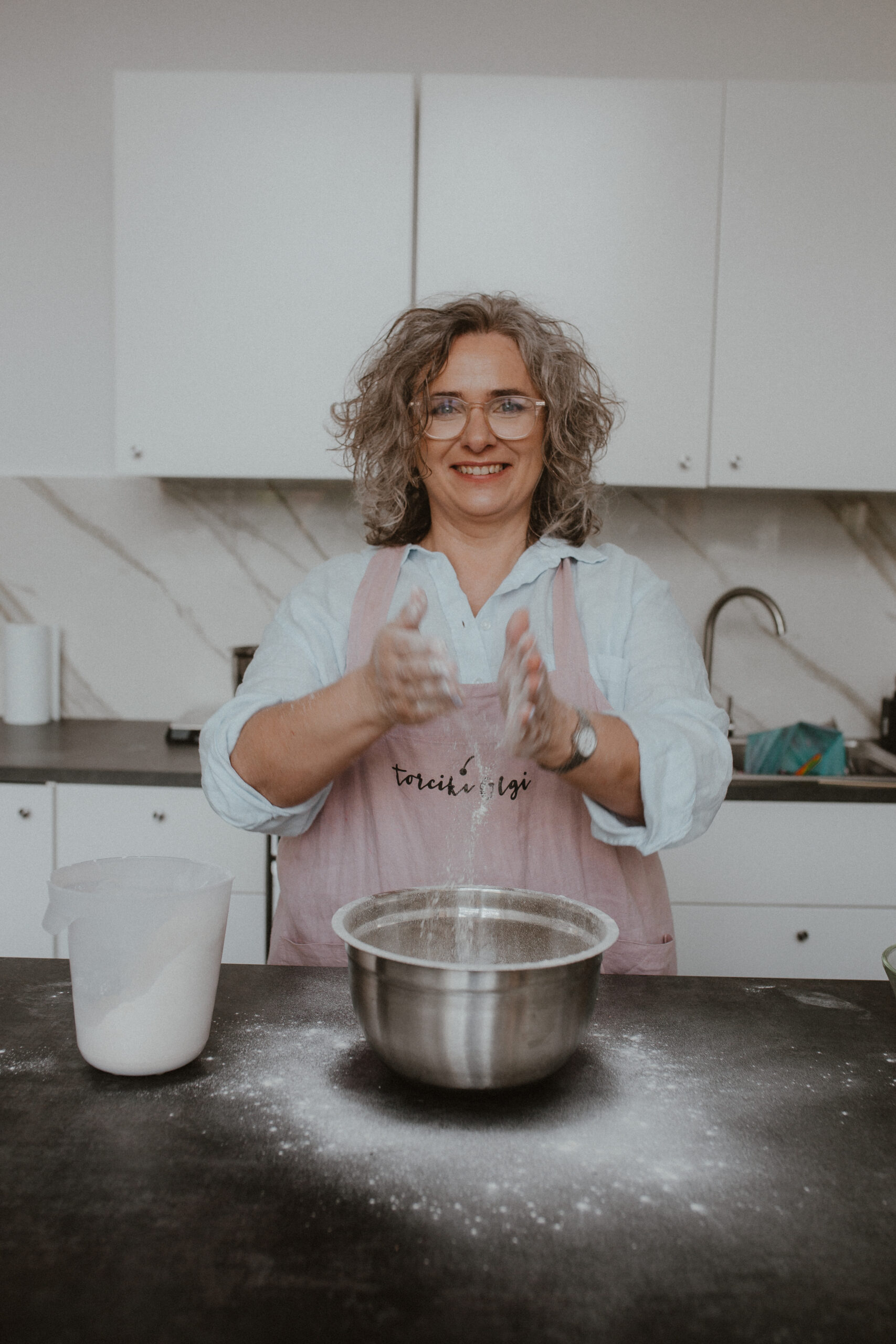 Olga podczas pracy nad monoporcjami realistycznymi w pracowni Torciki Olgi