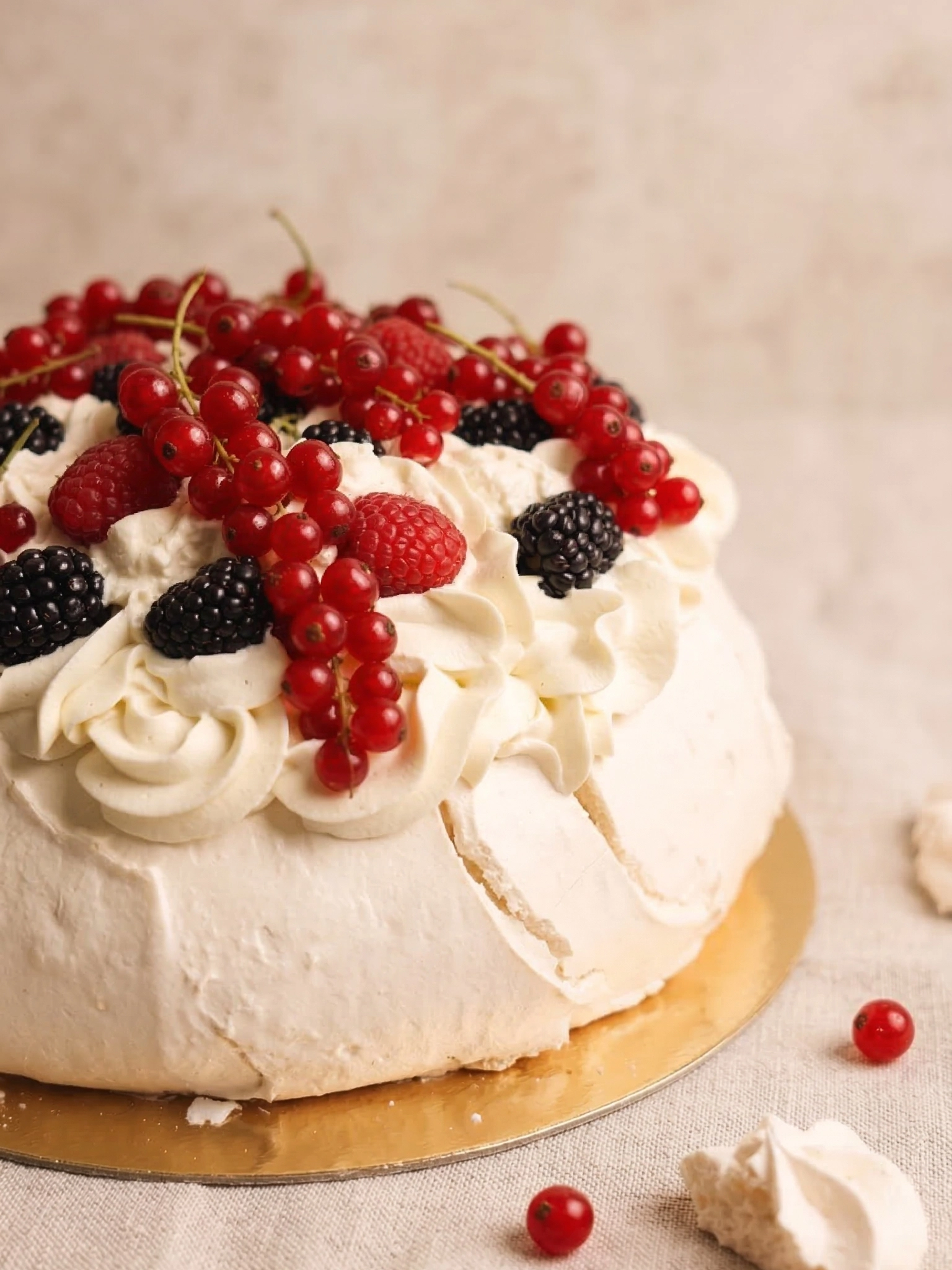 Beza Pavlova z owocami sezonowymi