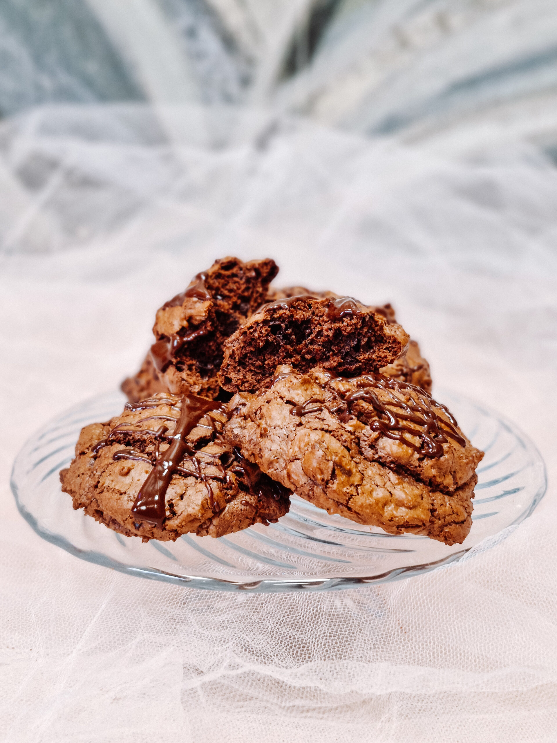 Mocno czekoladowe cookies w pudełku w kształcie serca - obrazek 4