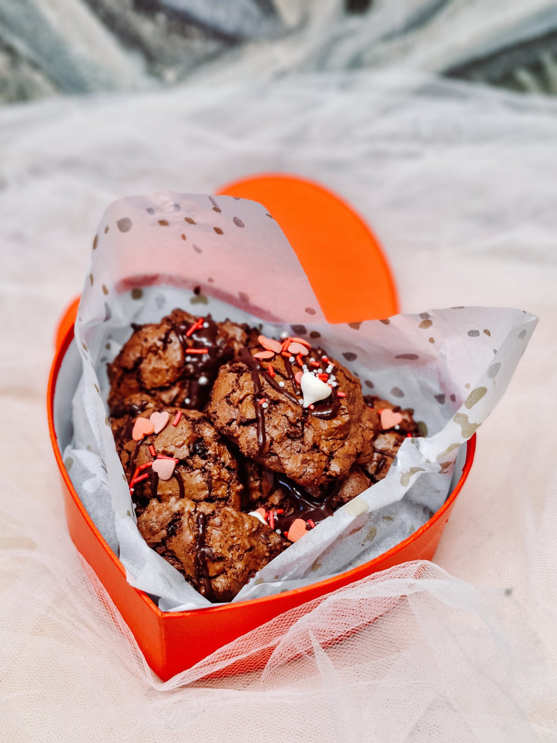 Mocno czekoladowe cookies w pudełku w kształcie serca