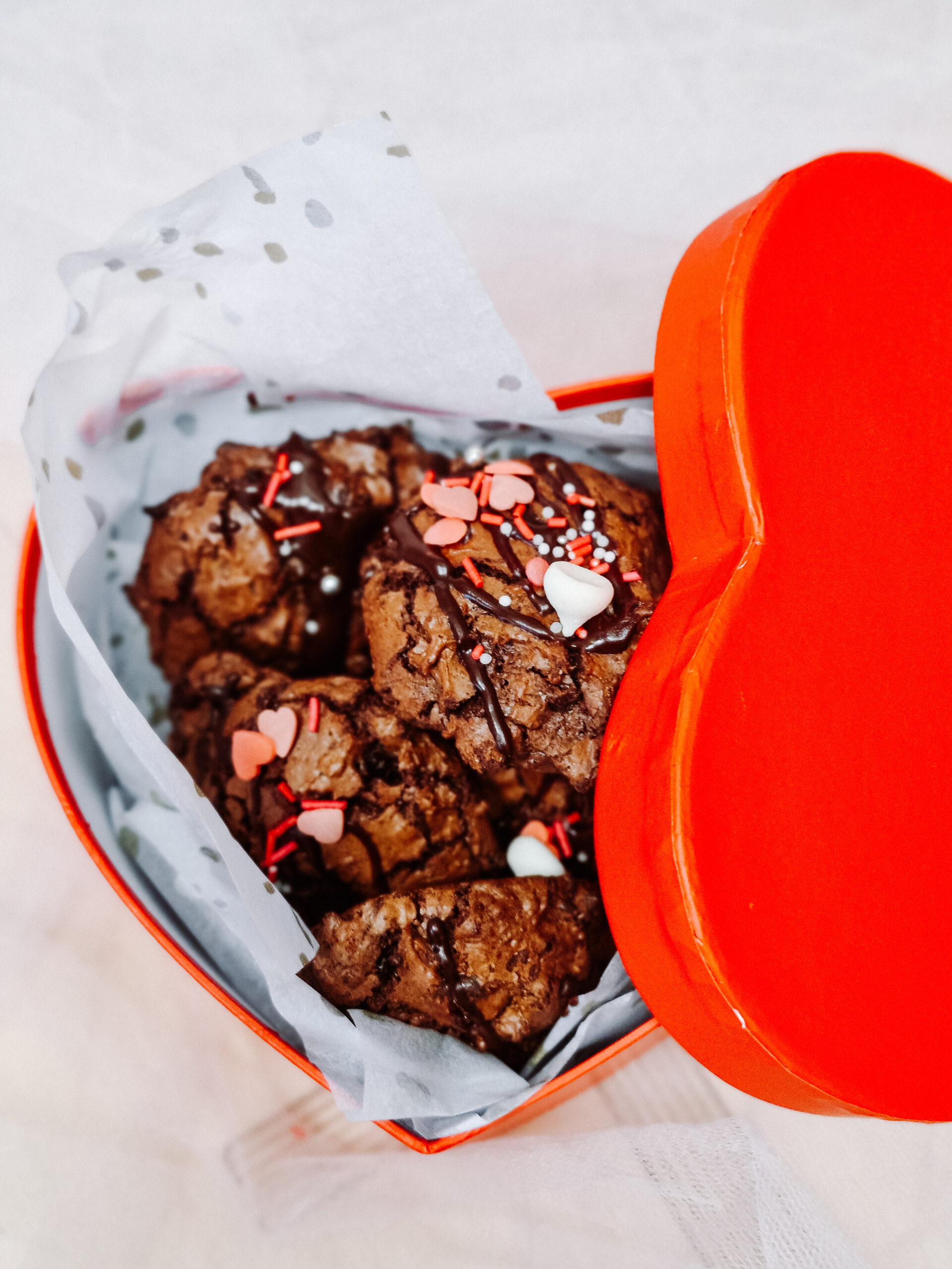 Mocno czekoladowe cookies w pudełku w kształcie serca - obrazek 2