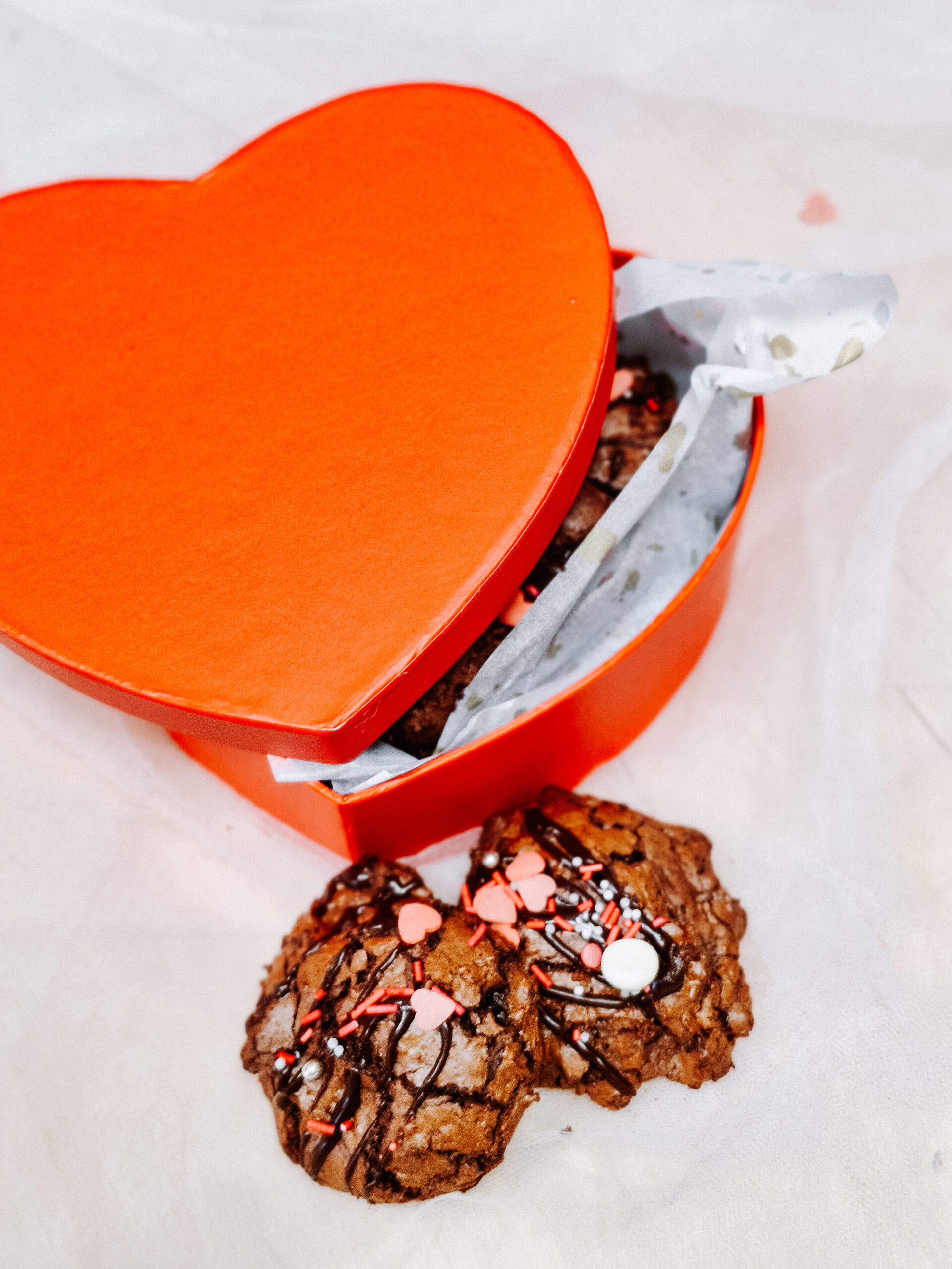Mocno czekoladowe cookies w pudełku w kształcie serca - obrazek 3